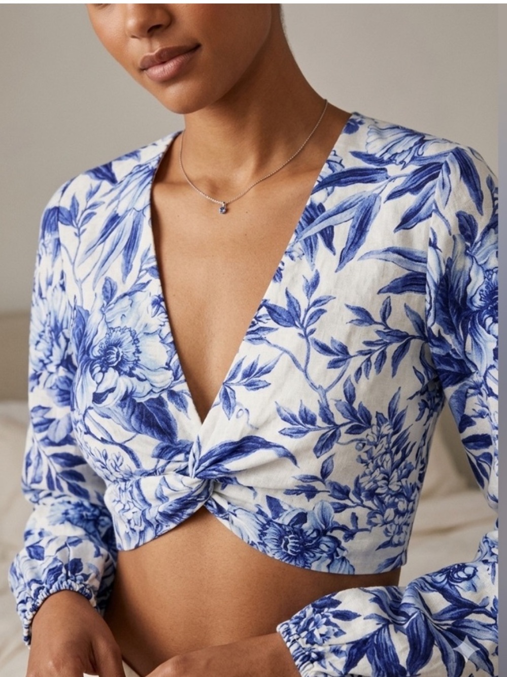 H&M Linen Blend Blue White Floral Cropped Twist Front Long Sleeve  Top Small